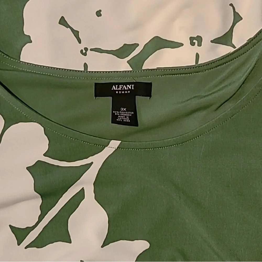 Alfani Urban Botanical Woman's Side Twist Floral Blouse 3X - Picture 3 of 3